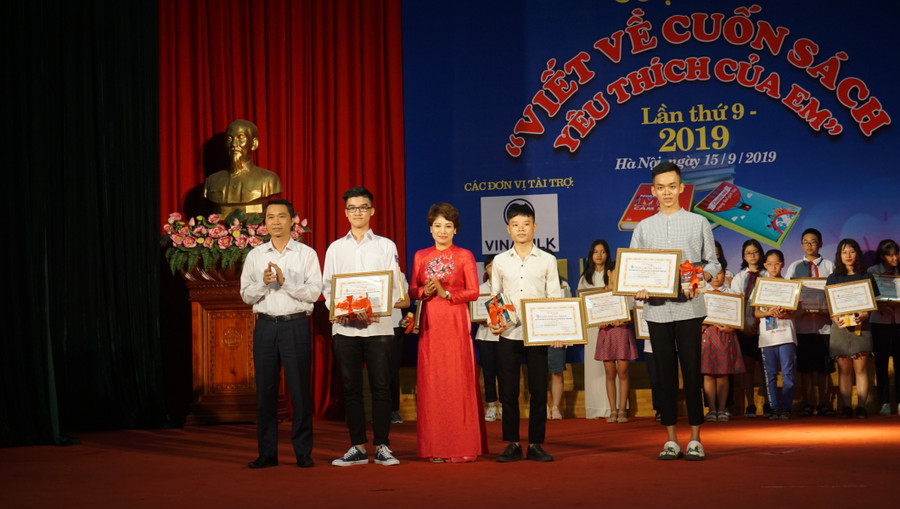 Các em HS đoạt giải 3 lên nhận Bằng khen của BTC