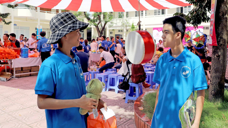 Các em học sinh Khối Phổ thông dành cho người điếc háo hức tại Lễ hội Tết Trung thu năm 2019.