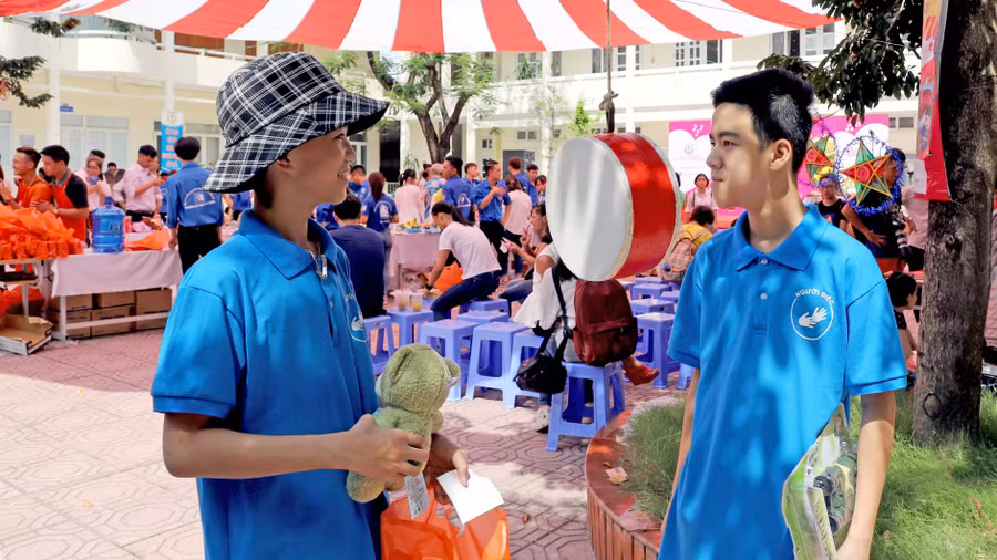 Các em học sinh Khối Phổ thông dành cho người điếc háo hức tại Lễ hội Tết Trung thu năm 2019.