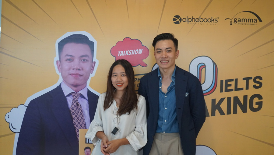 Diễn giả Đặng Trần Tùng (bên phải) cùng sinh viên tại buổi tọa đàm