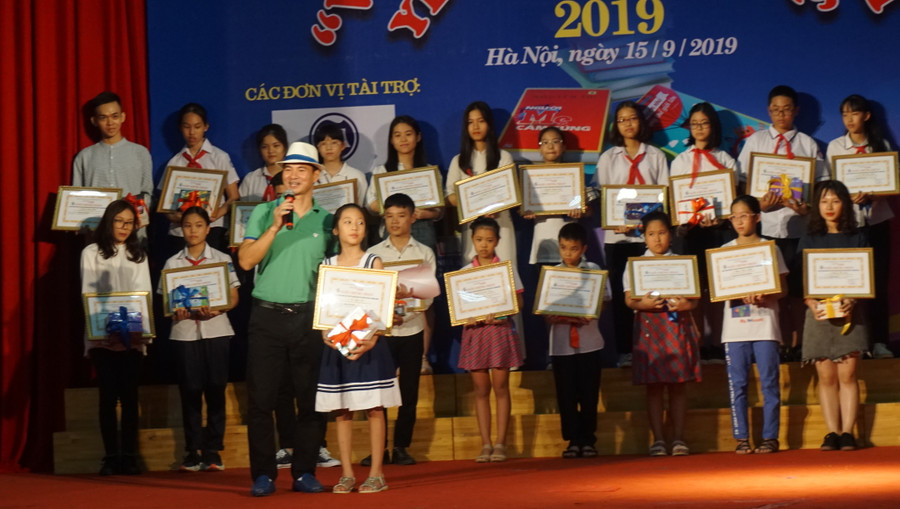 Em Tạ Ngân An cùng các bạn tại lễ trao giải