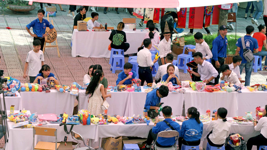 “Trung Thu Hồng” khu vực tặng quà cho thiếu nhi và trẻ khuyết tật.