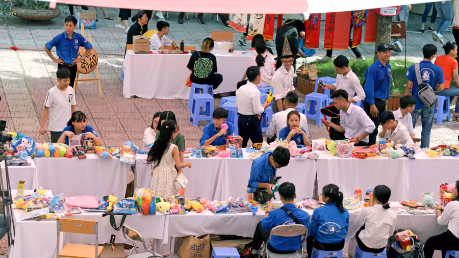 “Trung Thu Hồng” khu vực tặng quà cho thiếu nhi và trẻ khuyết tật.