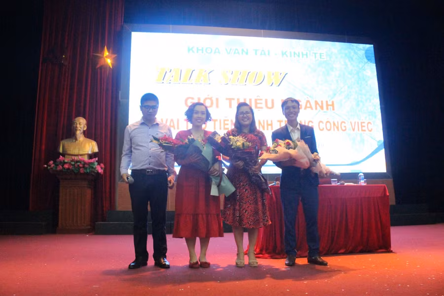 Các diễn giả và khách mời tham gia tọa đàm