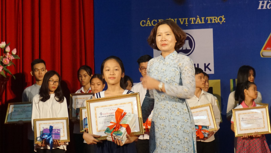 Bà Lê Kim Anh trao giải Nhất cho em Tạ Ngân An Bà Lê Kim Anh trao giải Nhất cho em Tạ Ngân An