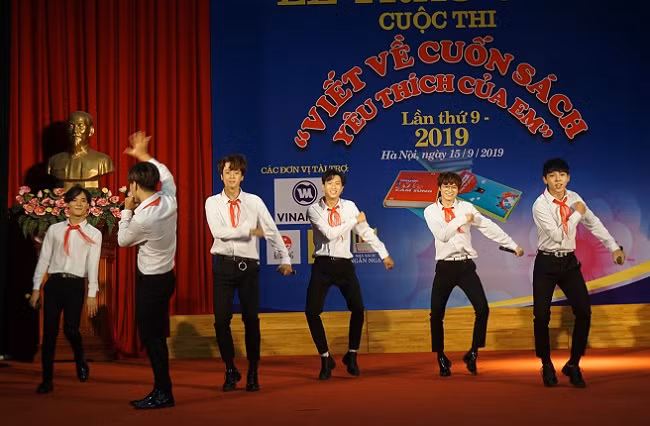 Tiết mục văn nghệ chào mừng lễ trao giải