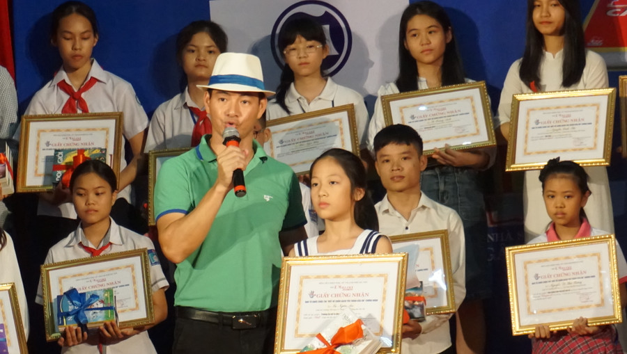 Em Tạ Ngân An đã dành nửa phần thưởng của mình đến các bạn nhỏ ở Trường Sa