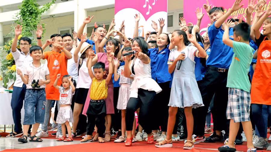 Ca sĩ Thái Thùy Linh cùng các em nhỏ vui Tết Trung thu.