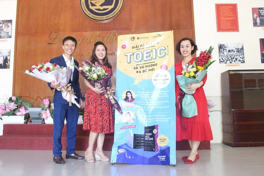 Diễn giả trò chuyện với sinh viên ĐH Giao thông Vận tải tại tọa đàm Giải mã bài thi TOEIC 2019 