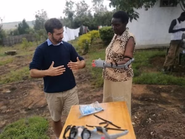 Một phụ nữ dùng tay giả mà Martinez tạo ra.