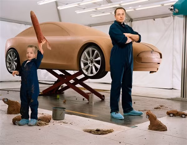 Tỷ phú Elon Musk (phải) và con trai.