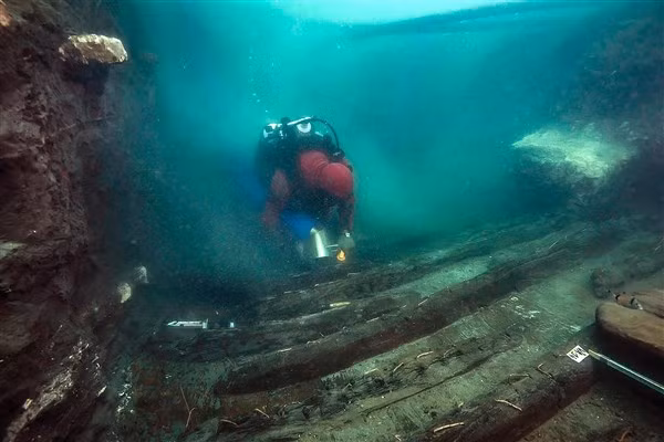 Con tàu bị chôn vùi dưới lớp đất sét.