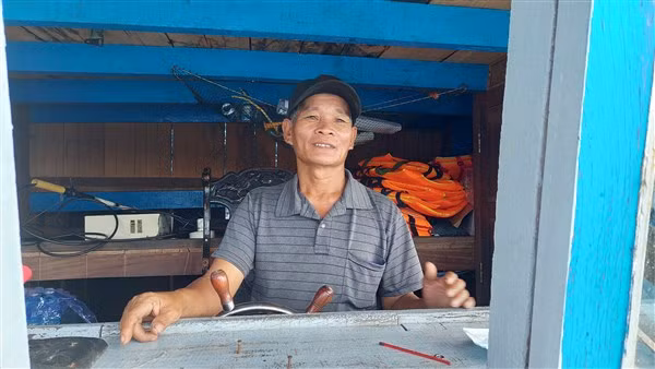 Ngư dân Nguyễn Văn Hoàng trên con tàu của mình.