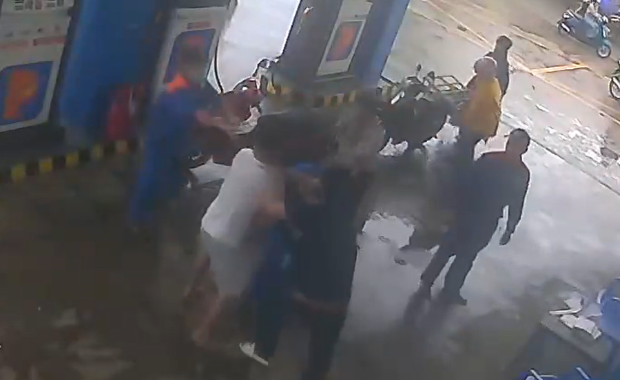 2 người đàn ông tấn công nhân viên cây xăng. (Ảnh cắt từ camera an ninh cây xăng).