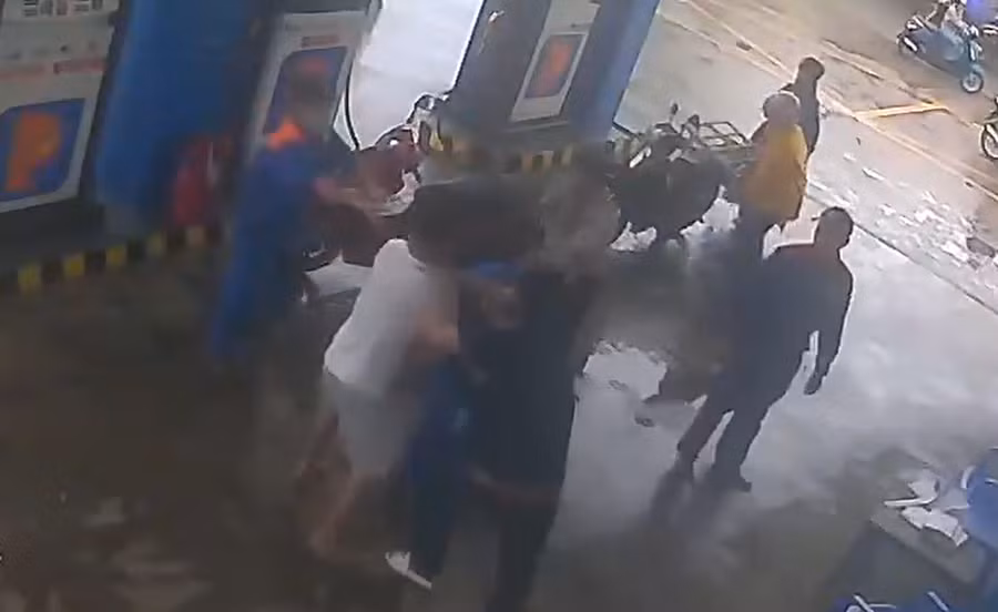 2 người đàn ông tấn công nhân viên cây xăng. (Ảnh cắt từ camera an ninh cây xăng).