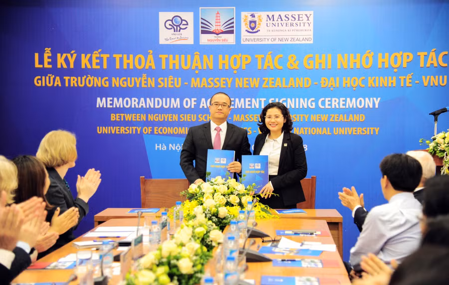 Bà Nguyễn Thị Minh Thúy, Hiệu trưởng Trường THCS&THPT Nguyễn Siêu (bên phải) và bà Wendy Matthews, Đại sứ đặc mệnh toàn quyền New Zealand tại Việt Nam tại Lễ ký kết