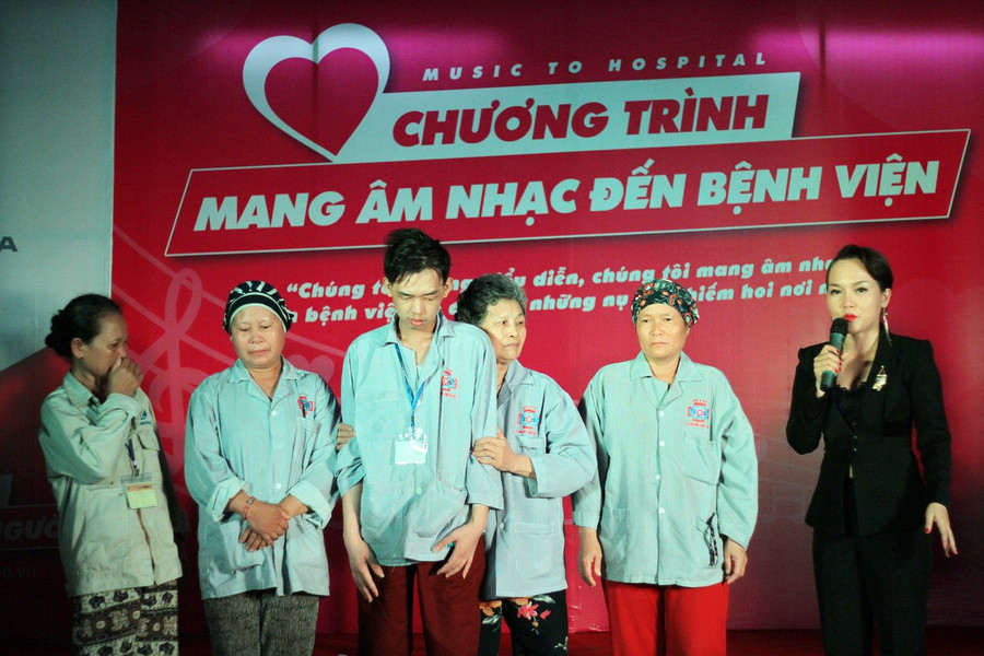 5 bệnh nhân có hoàn cảnh khó khăn nhất nhận quà từ chương trình 5 bệnh nhân có hoàn cảnh khó khăn nhất nhận quà từ chương trình