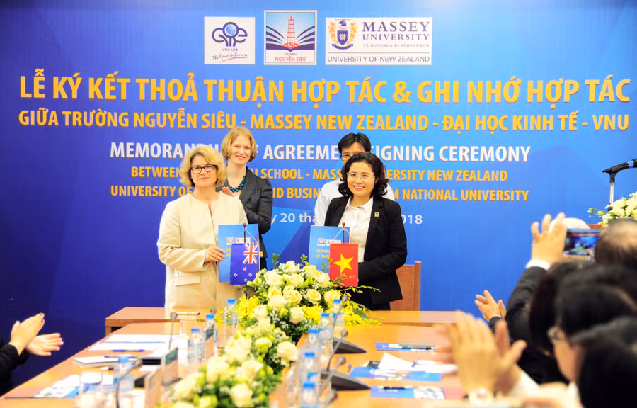 Hiệu trưởng Trường Nguyễn Siêu và bà Andrea Flavel, Giám đốc Trung tâm hướng nghiệp và GDTX Đại học Massey - New Zealand