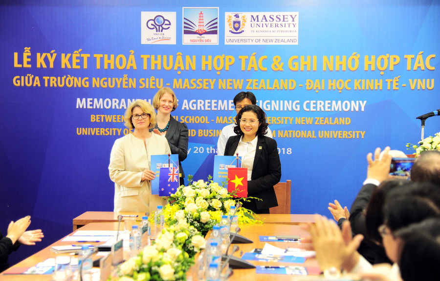 Hiệu trưởng Trường Nguyễn Siêu và bà Andrea Flavel, Giám đốc Trung tâm hướng nghiệp và GDTX Đại học Massey - New Zealand Hiệu trưởng Trường Nguyễn Siêu và bà Andrea Flavel, Giám đốc Trung tâm hướng nghiệp và GDTX Đại học Massey - New Zealand