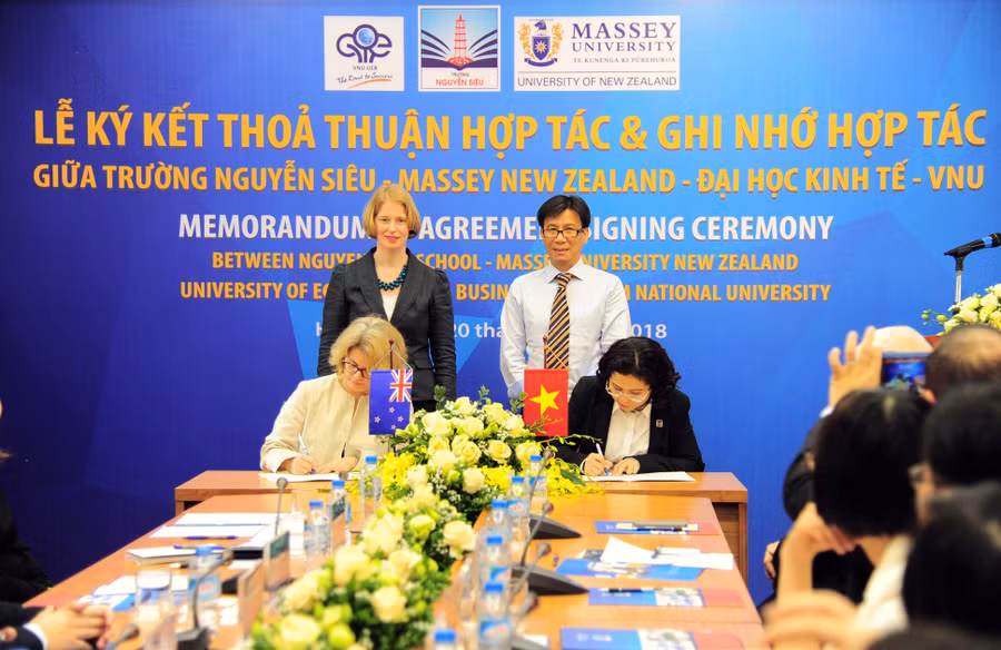 Lễ ký kết hợp tác giữa Trường Nguyễn Siêu và Đại học Massey và Đại học Kinh tế (ĐHQG Hà Nội).