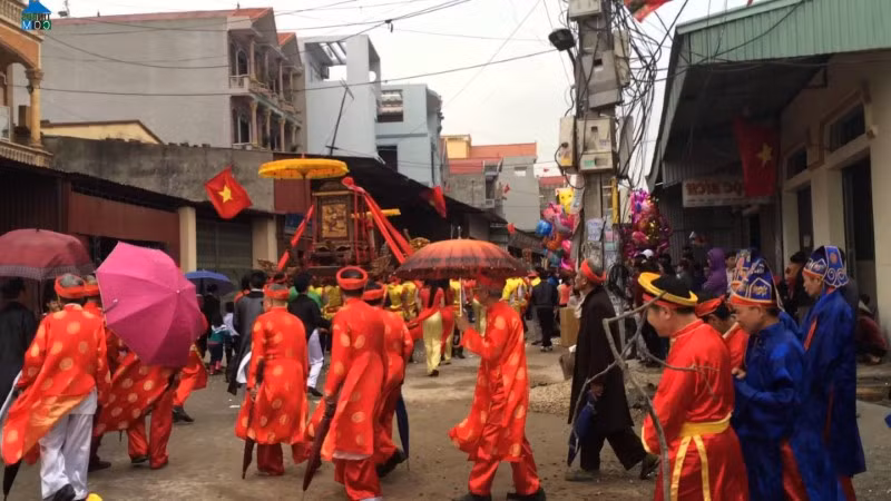 Các lễ hội, tục lệ cổ vẫn được làng khoa bảng Hương Mạc lưu giữ rất đầy đủ.