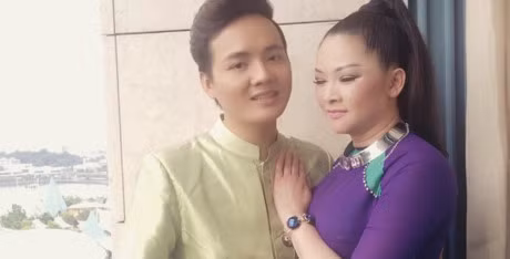 Nhu Quynh e ap ben nam ca si tre - Anh 1