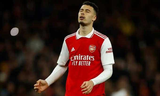 Martinelli thất vọng sau khi cú đá luân lưu ở lượt thứ tư của anh bị thủ môn Adan cản phá khiến Arsenal thua Sporting 4-5 và bị loại khỏi Europa League ngày 17/3. Martinelli thất vọng sau khi cú đá luân lưu ở lượt thứ tư của anh bị thủ môn Adan cản phá khiến Arsenal thua Sporting 4-5 và bị loại khỏi Europa League ngày 17/3.