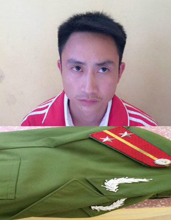 Duy và bộ cảnh phục rởm. Ảnh: T. Thanh. A-3289-1422406091.jpg