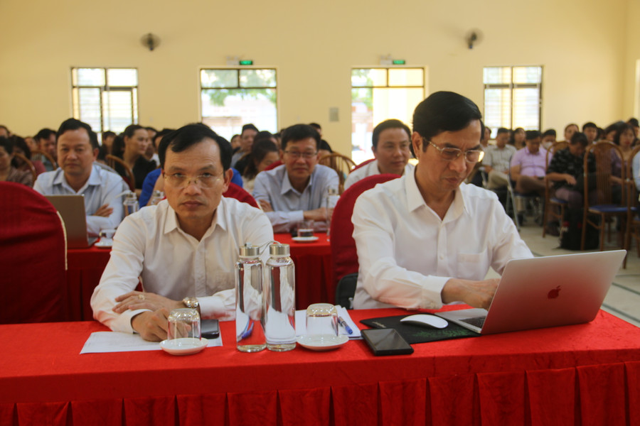 Ông Nguyễn Huy Hoàng (bên phải) cùng các đại biểu dự hội nghị. Ông Nguyễn Huy Hoàng (bên phải) cùng các đại biểu dự hội nghị.