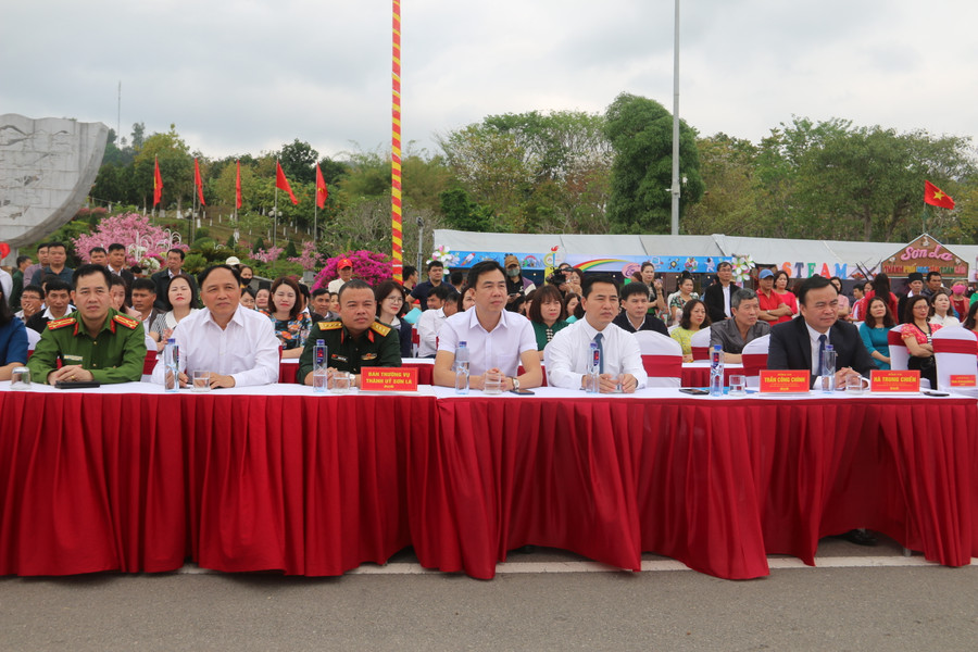 Các đại biểu tham dự khai mạc. Các đại biểu tham dự khai mạc.