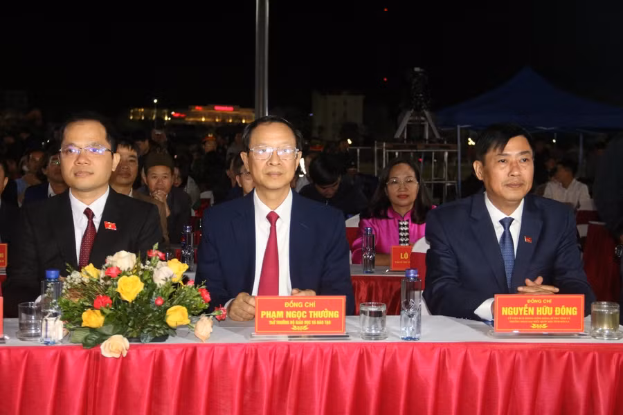 Thứ trưởng Phạm Ngọc Thưởng (ngồi giữa) cùng các đại biểu dự lễ vinh danh.