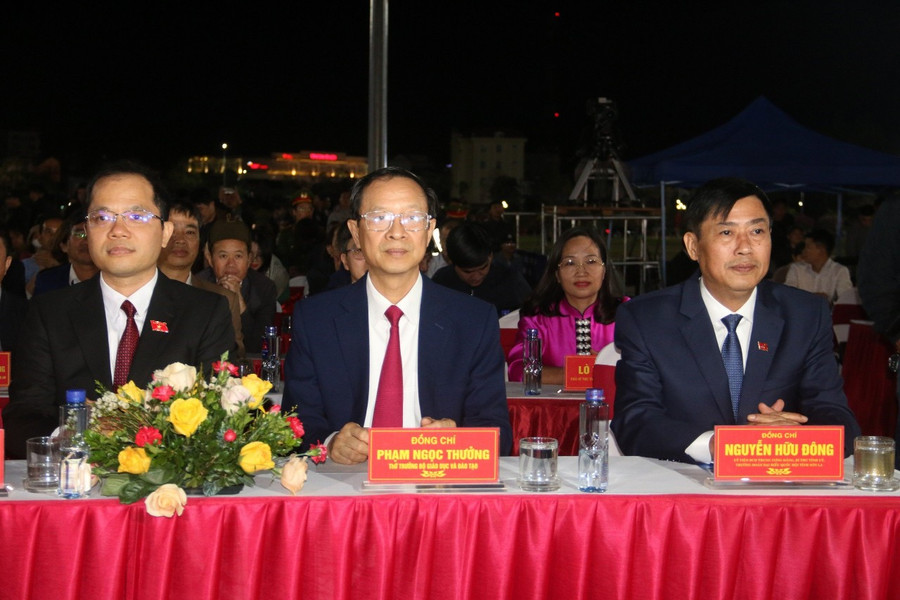 Thứ trưởng Phạm Ngọc Thưởng (ngồi giữa) cùng các đại biểu dự lễ vinh danh. Thứ trưởng Phạm Ngọc Thưởng (ngồi giữa) cùng các đại biểu dự lễ vinh danh.