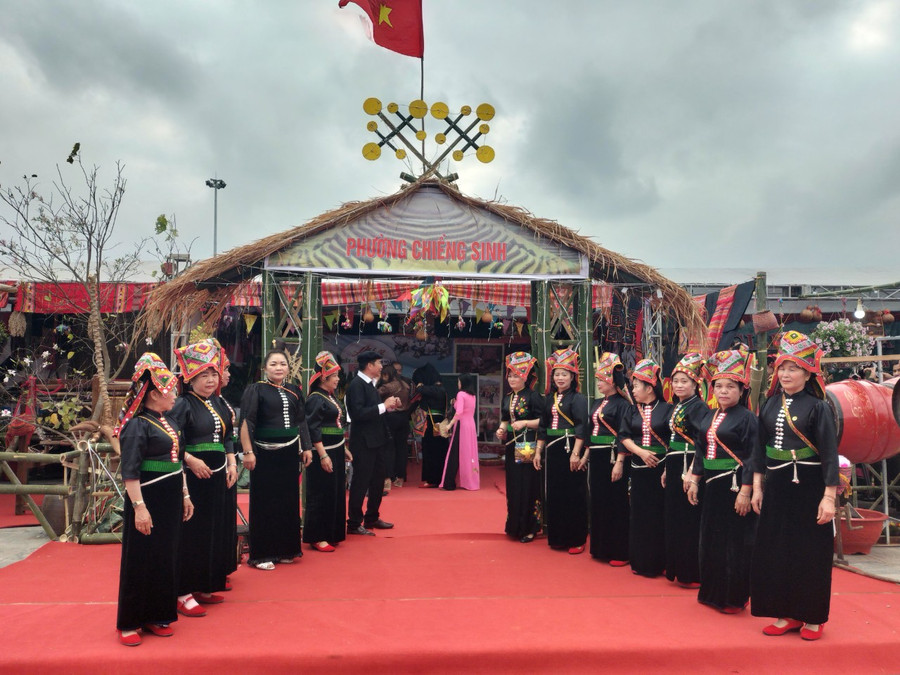 Gian hàng trưng bày đồ thủ công mỹ nghệ tại buổi khai mạc "mạng lưới thành phố học tập toàn cầu”. Gian hàng trưng bày đồ thủ công mỹ nghệ tại buổi khai mạc "mạng lưới thành phố học tập toàn cầu”.