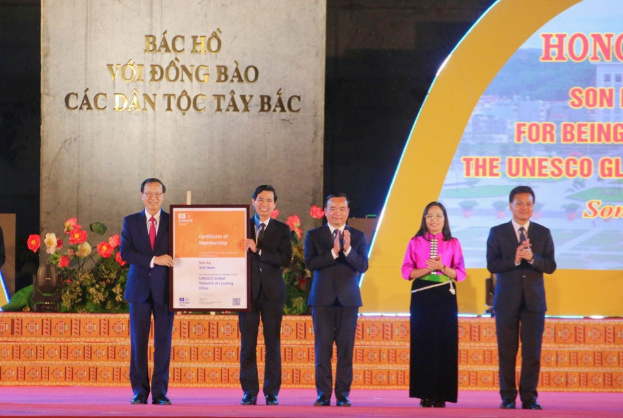 Thứ trưởng Phạm Ngọc Thưởng (bên trái) trao lại Chứng nhận "thành phố học tập toàn cầu" cho Chủ tịch UBND tỉnh Sơn La. Thứ trưởng Phạm Ngọc Thưởng (bên trái) trao lại Chứng nhận "thành phố học tập toàn cầu" cho Chủ tịch UBND tỉnh Sơn La.