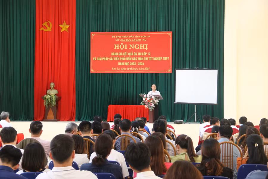 Toàn cảnh hội nghị đánh giá kết quả ôn thi lớp 12.