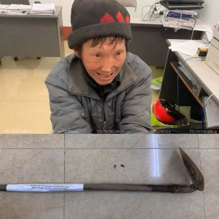 Thào A Phử cùng hung khí tại cơ quan Công an.