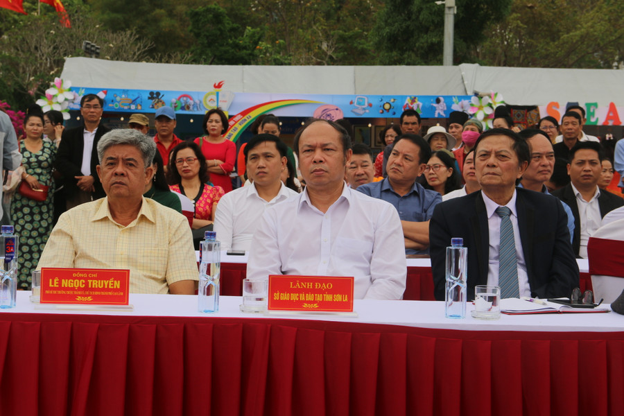 Ông Nguyễn Ngọc Quang, Phó giám đốc Sở GD&ĐT tỉnh Sơn La (người áo trắng) cùng các đại biểu tham dự buổi khai mạc. Ông Nguyễn Ngọc Quang, Phó giám đốc Sở GD&ĐT tỉnh Sơn La (người áo trắng) cùng các đại biểu tham dự buổi khai mạc.