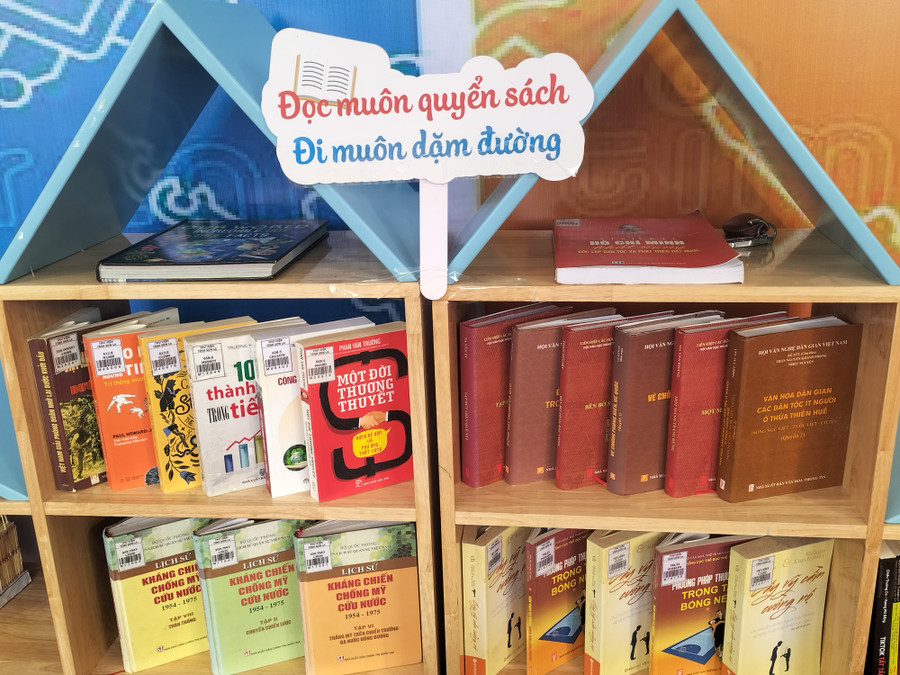 Không gian trưng bày sách tại buổi khai mạc. Không gian trưng bày sách tại buổi khai mạc.