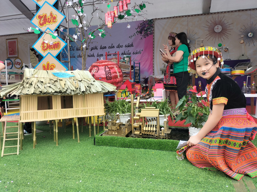 Mô hình nhà sàn được các em học sinh và thầy cô giáo trang trí, trưng bày. Mô hình nhà sàn được các em học sinh và thầy cô giáo trang trí, trưng bày.