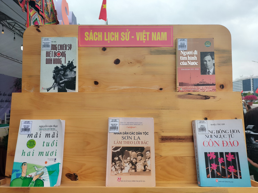 Không gian trưng bày sách. Không gian trưng bày sách.