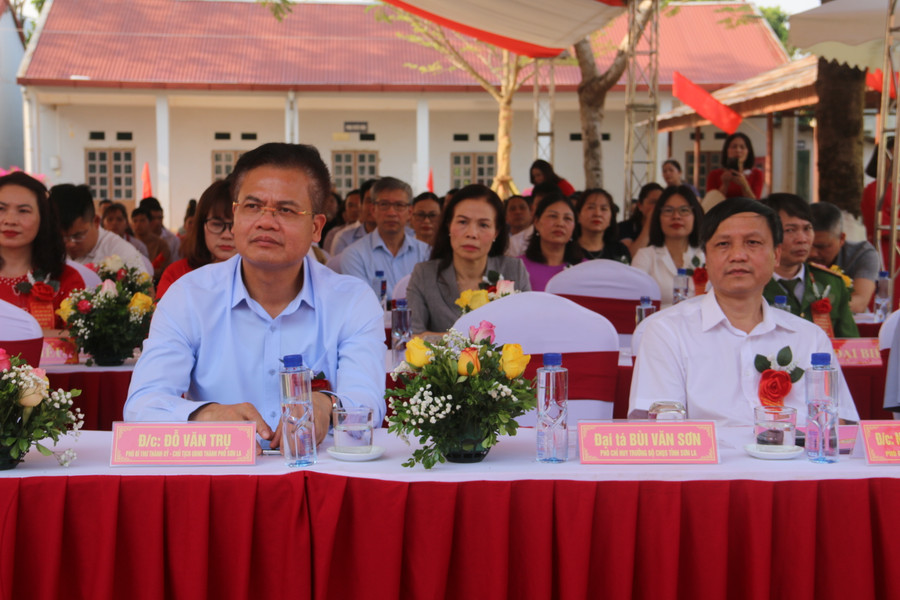 Ông Đỗ Văn Trụ, Chủ tịch UBND thành phố Sơn La (người đầu tiên bên trái) cùng các đại biểu tới dự lễ thành lập trung tâm. Ông Đỗ Văn Trụ, Chủ tịch UBND thành phố Sơn La (người đầu tiên bên trái) cùng các đại biểu tới dự lễ thành lập trung tâm.