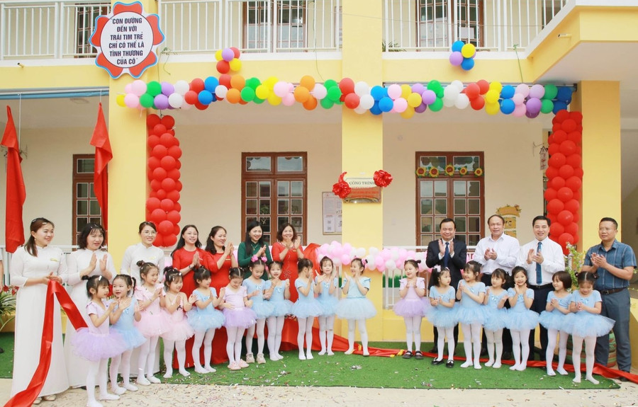 Các đại biểu gắn biển công trình nhà lớp học Trường Mầm non Chiềng Lề. Các đại biểu gắn biển công trình nhà lớp học Trường Mầm non Chiềng Lề.