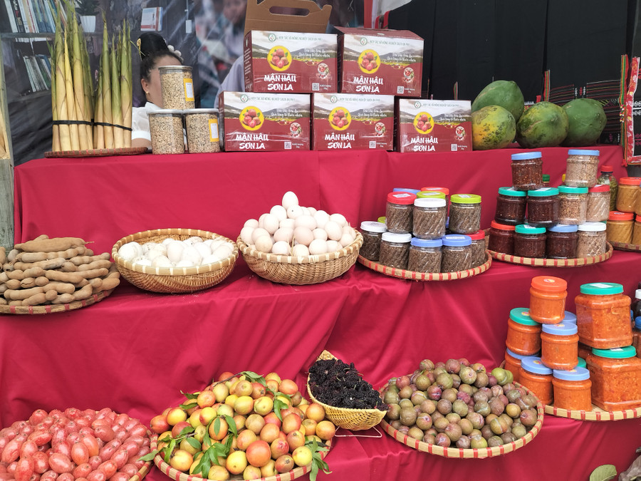 Gian hàng trưng bày các sản phẩm nông sản. Gian hàng trưng bày các sản phẩm nông sản.