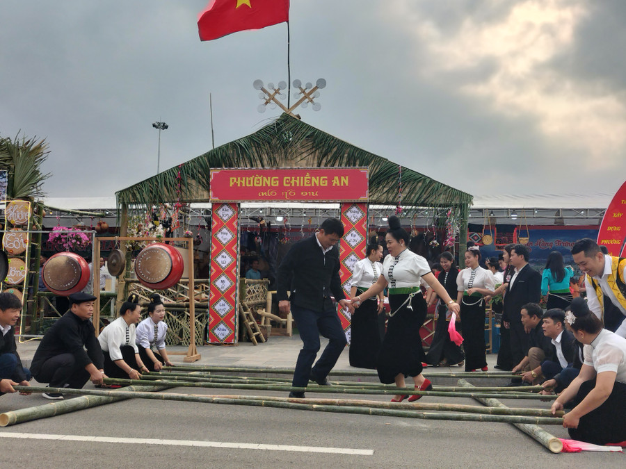 Người dân tham gia múa sạp. Người dân tham gia múa sạp.