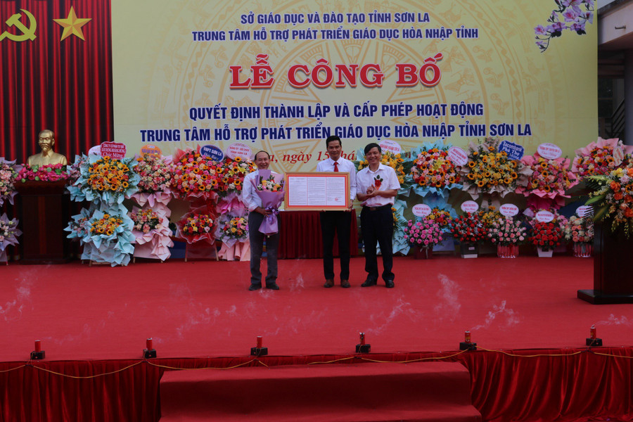 Đại diện Trung tâm HTPTGDHN tỉnh nhận Quyết định thành lập. Đại diện Trung tâm HTPTGDHN tỉnh nhận Quyết định thành lập.