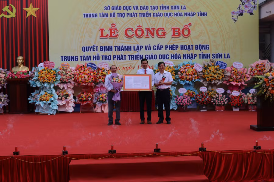 Đại diện Trung tâm HTPTGDHN tỉnh nhận Quyết định thành lập.