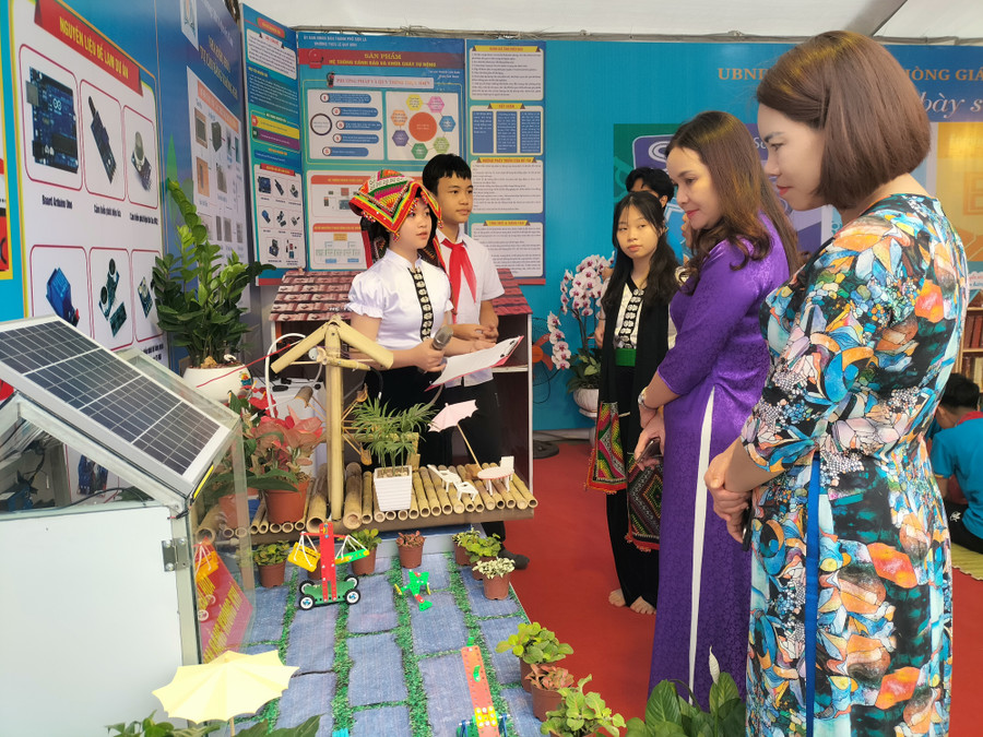 Học sinh giới thiệu mô hình năng lượng, phòng cháy chữa cháy với khách tham quan. Học sinh giới thiệu mô hình năng lượng, phòng cháy chữa cháy với khách tham quan.