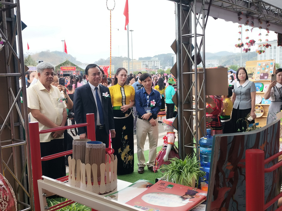 Các đại biểu tham quan gian giới thiệu sản phẩm hoạt động giáo dục STEM/STEAM. Các đại biểu tham quan gian giới thiệu sản phẩm hoạt động giáo dục STEM/STEAM.