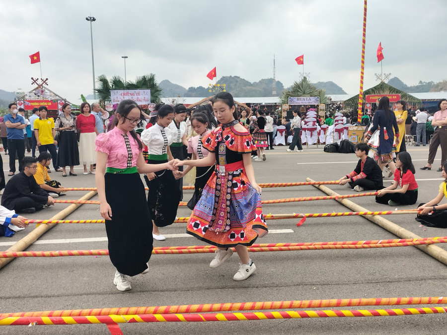 Học sinh nhảy sạp tại buổi khai mạc. Học sinh nhảy sạp tại buổi khai mạc.