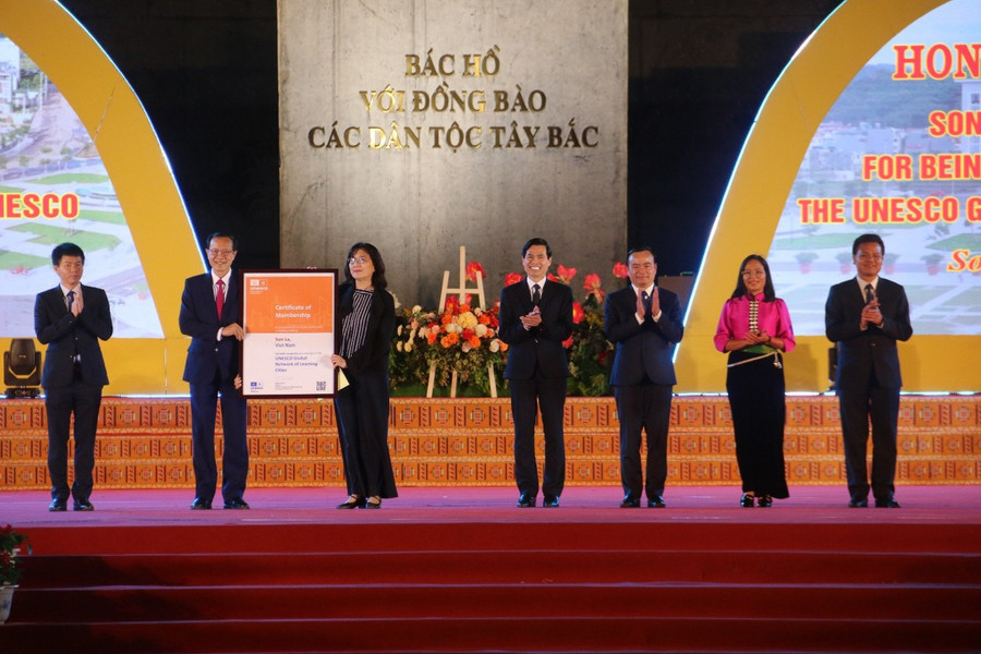 Bà Miki Nozawa trao chứng nhận thành phố Sơn La vào mạng lưới học tập toàn cầu cho Thứ trưởng Phạm Ngọc Thưởng. Bà Miki Nozawa trao chứng nhận thành phố Sơn La vào mạng lưới học tập toàn cầu cho Thứ trưởng Phạm Ngọc Thưởng.